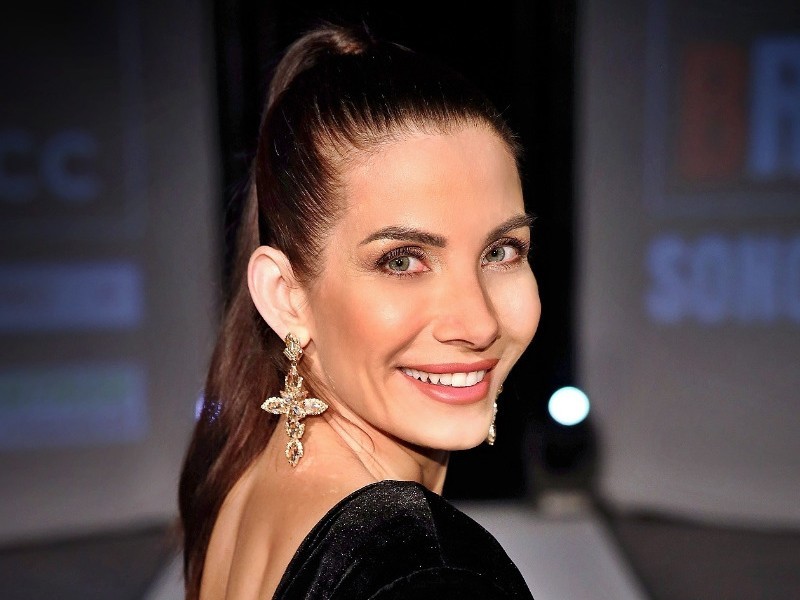 Eva Decastelo